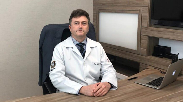 Priorizando técnicas menos invasivas, médico neurocirurgião do Hospital Universitário Cajuru chega a 3 mil cirurgias