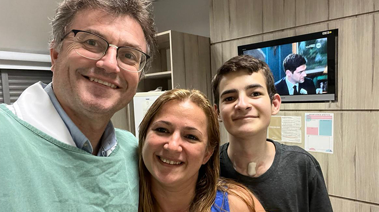 Após ‘movimentos involuntários’ na língua, adolescente descobre tumor do tamanho de laranja no cérebro