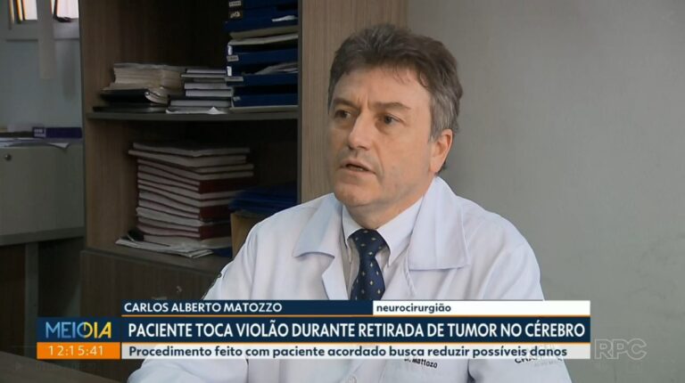 Paciente toca violão durante cirurgia de retirada de tumor no cérebro realizada pelo Dr. Carlos Mattozo, em Curitiba