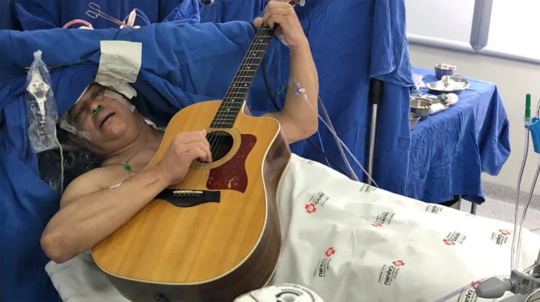 Paciente canta e toca violão enquanto tumor no cérebro é retirado