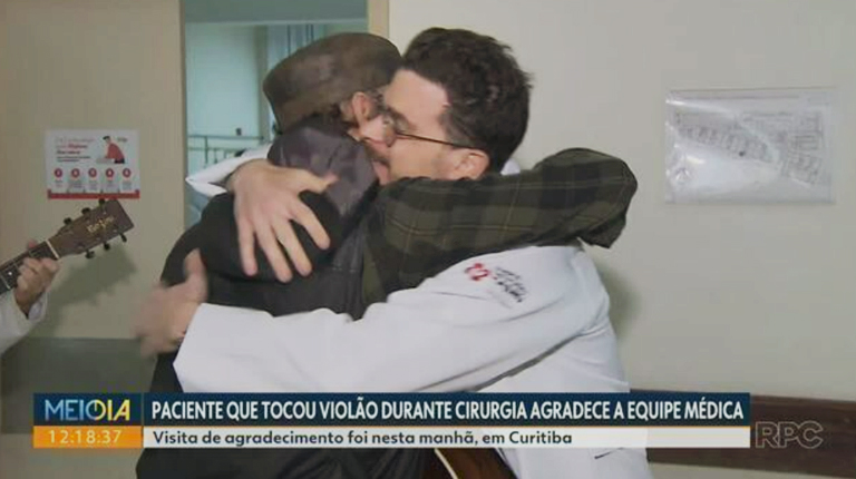 Paciente que tocou durante cirurgia da cabeça volta ao hospital para agradecer